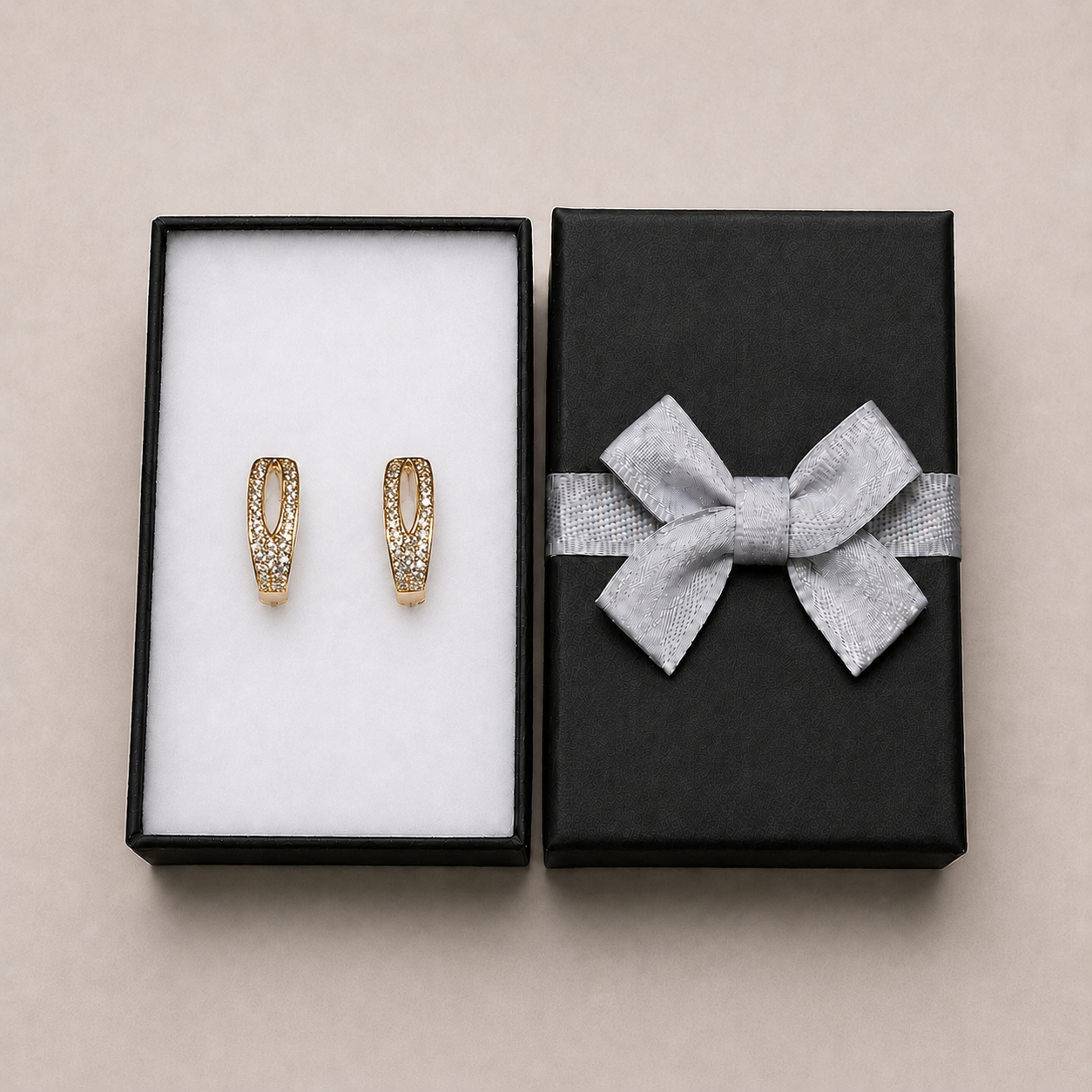PM069G – Gold Split Pavé Band Huggie Minđuše