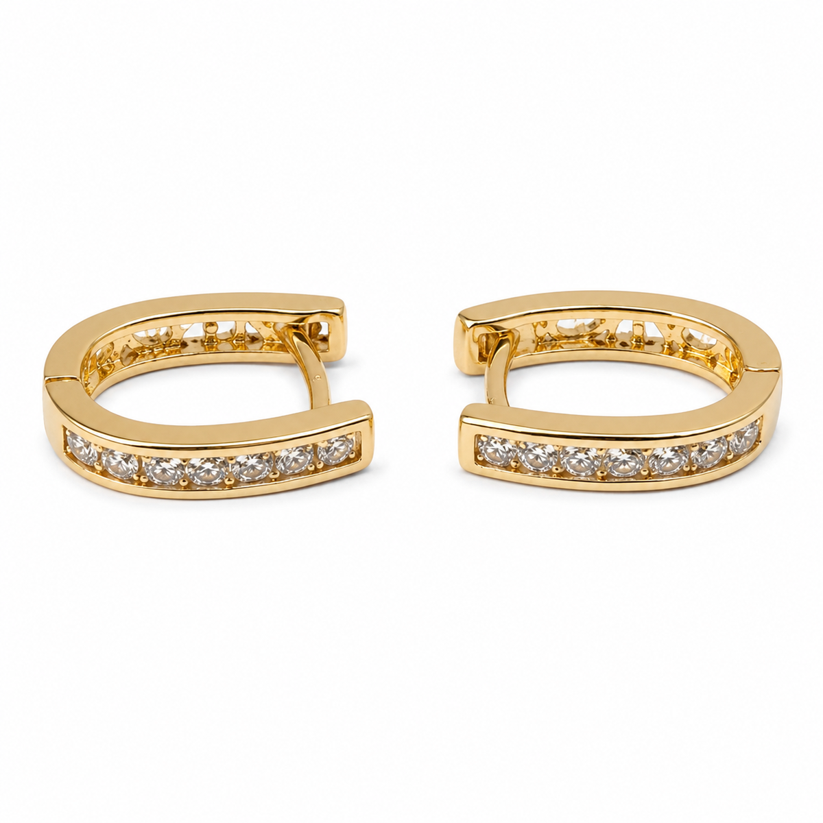PM070G – Gold Oval Channel-Set CZ Huggie Minđuše
