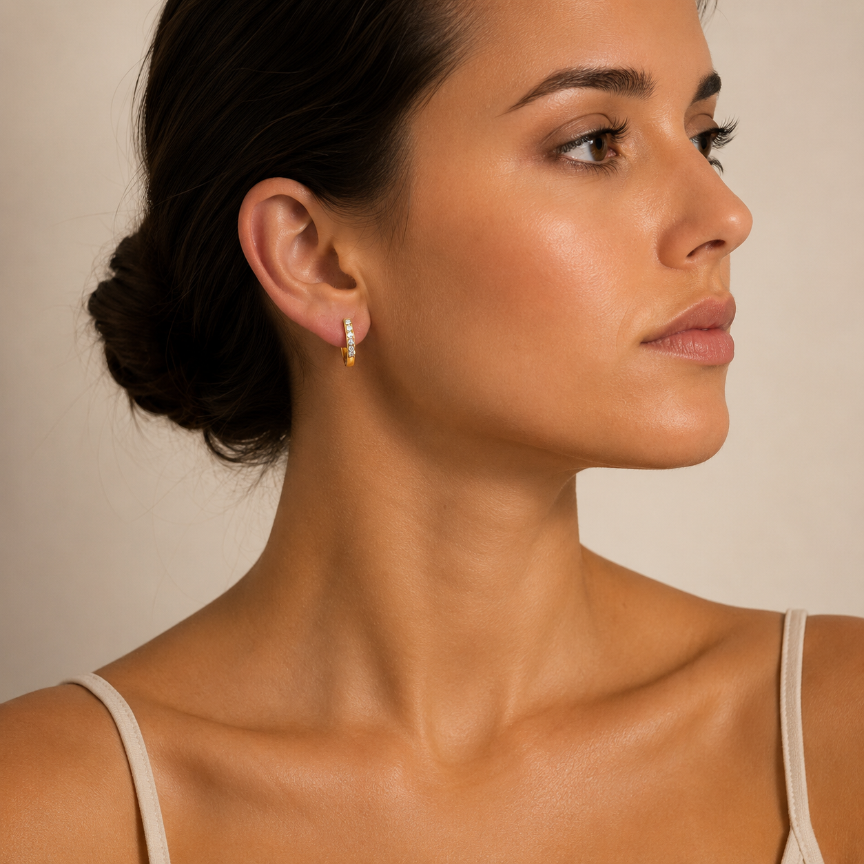 PM058G – Gold D-Hoop CZ Prong Bar Minđuše
