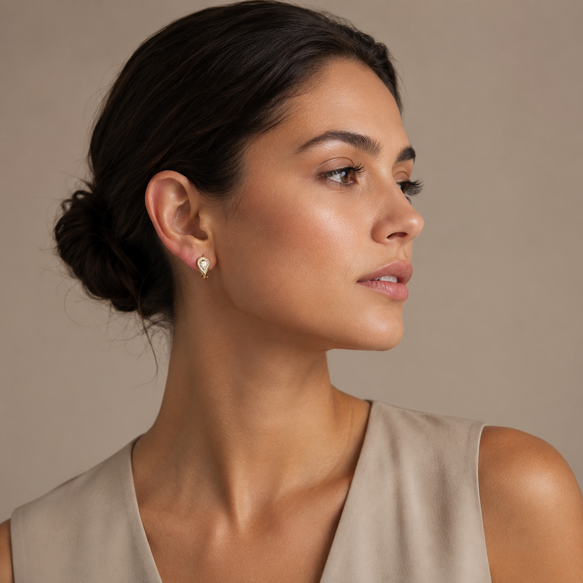 PM059G – Gold Teardrop Pavé Halo Pear CZ Huggie Minđuše