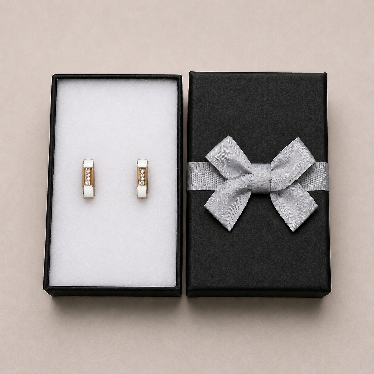 PM063G – Gold Square White Enamel CZ Huggie Minđuše