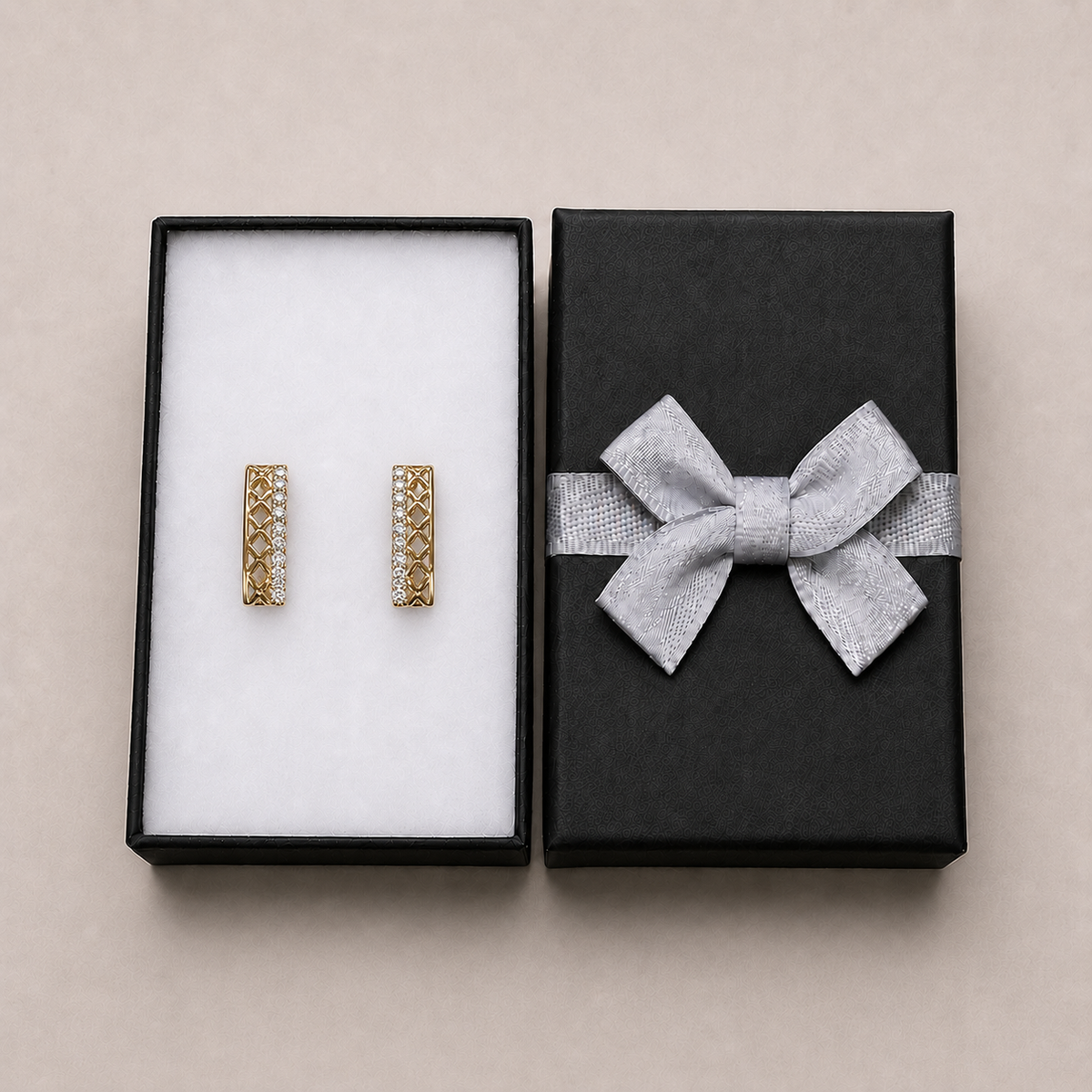 PM068G – Gold Bar CZ Quilted Huggie Minđuše