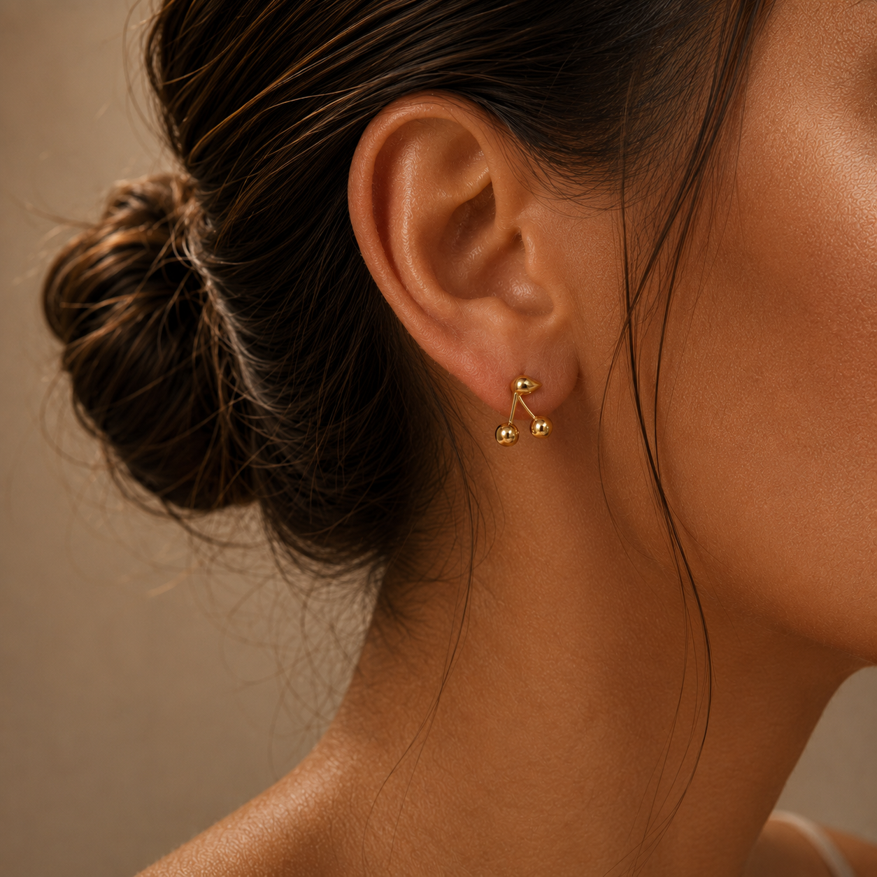 PM085G – Gold Sweet Cherry Sculptural Stud Minđuše