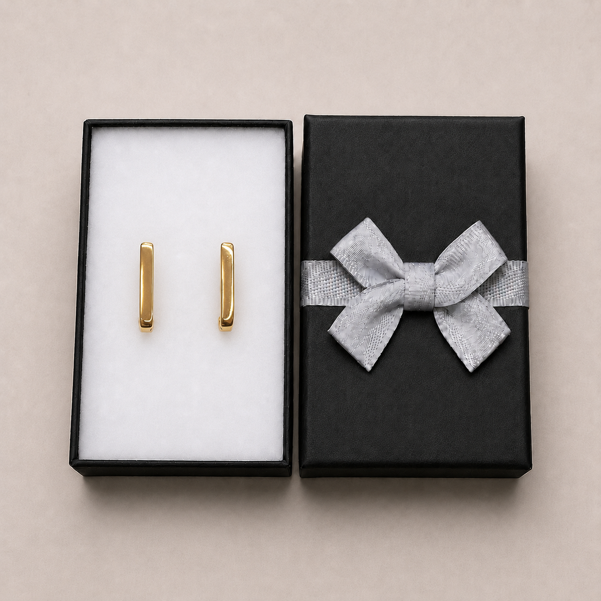 PM078G – Gold Elongated U-Shape Huggie Minđuše