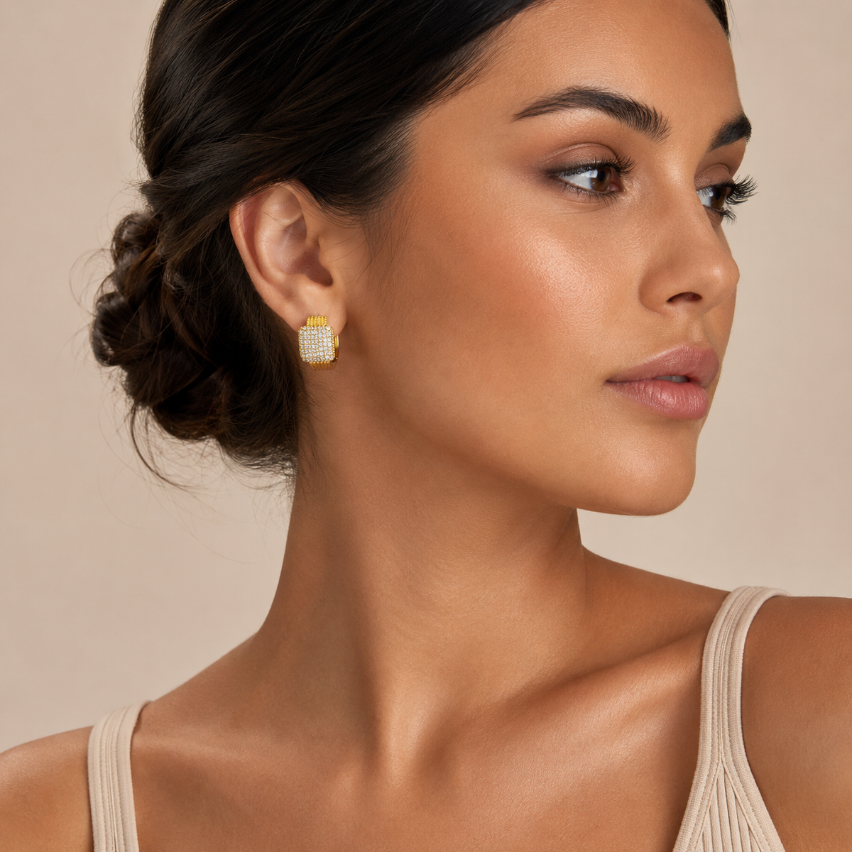 PM080G – Gold Wide Square Champagne CZ Pavé Huggie Minđuše
