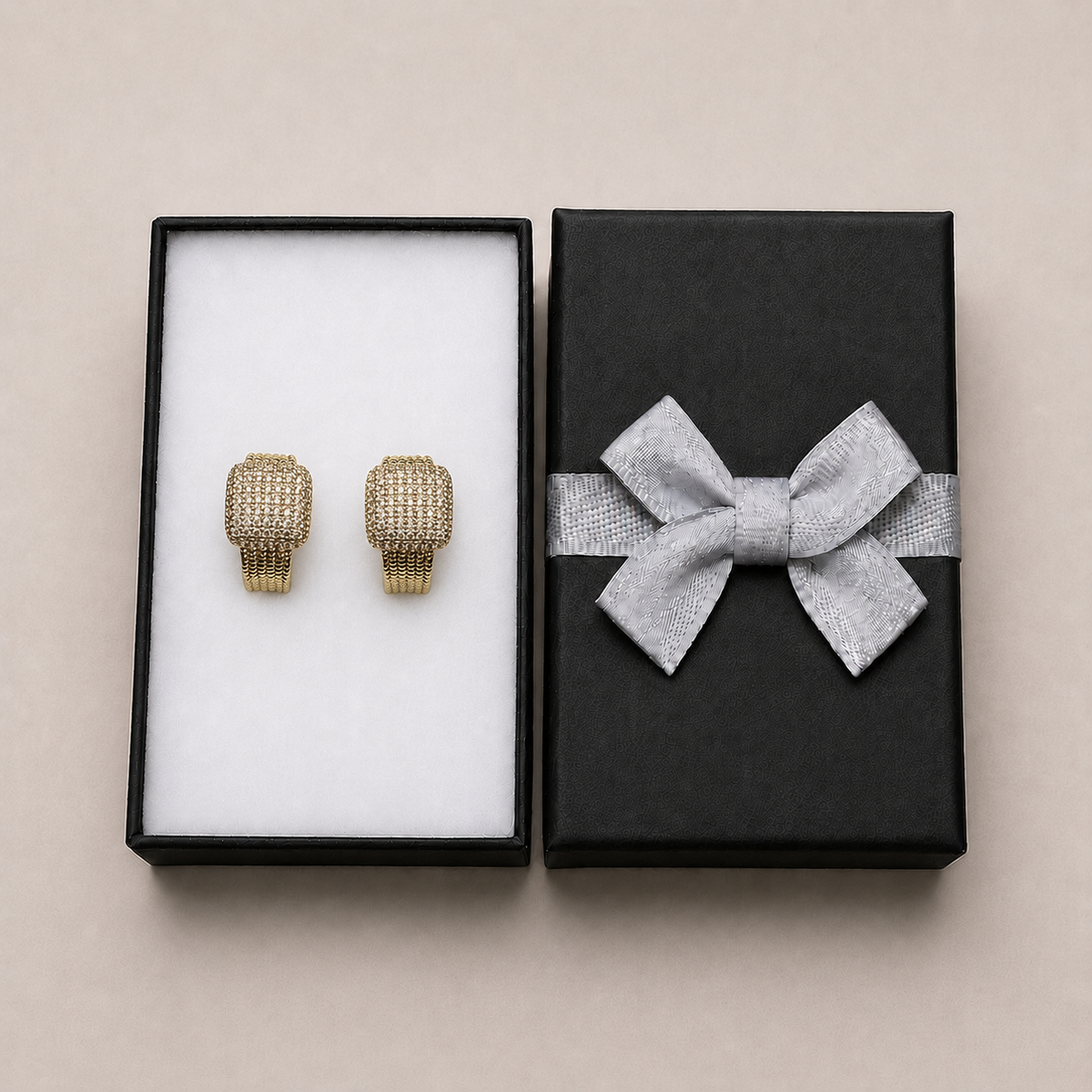 PM080G – Gold Wide Square Champagne CZ Pavé Huggie Minđuše