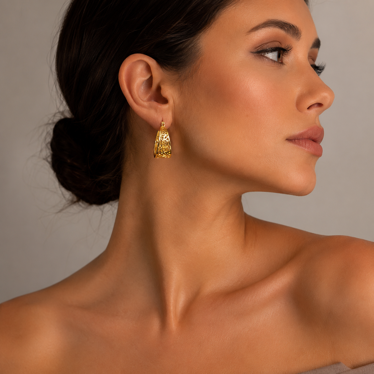 PM082G – Gold Wide Band Mandala Cutout Hoop Minđuše