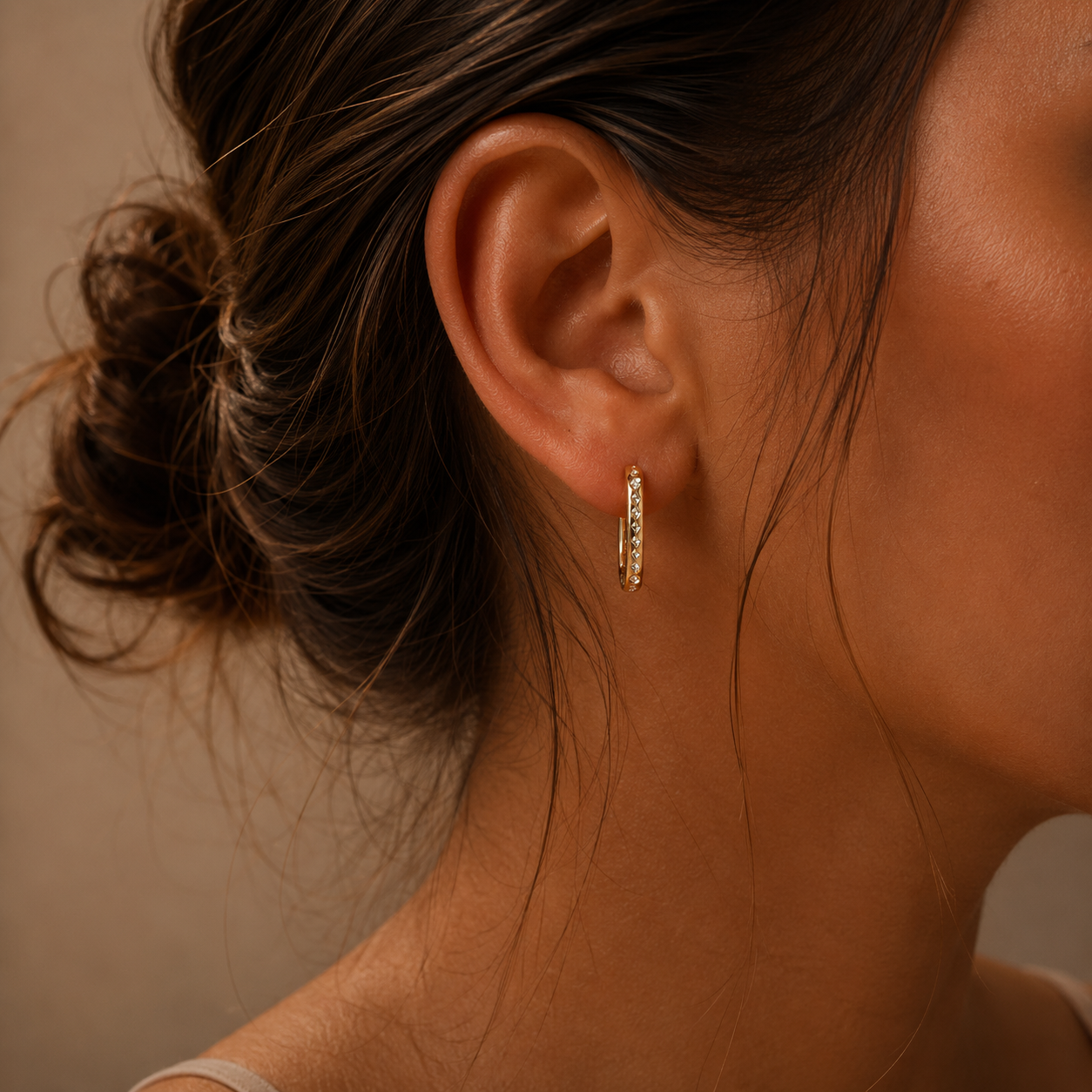 PM084G – Gold Rectangular Pavé & Star Engraved Huggie Minđuše