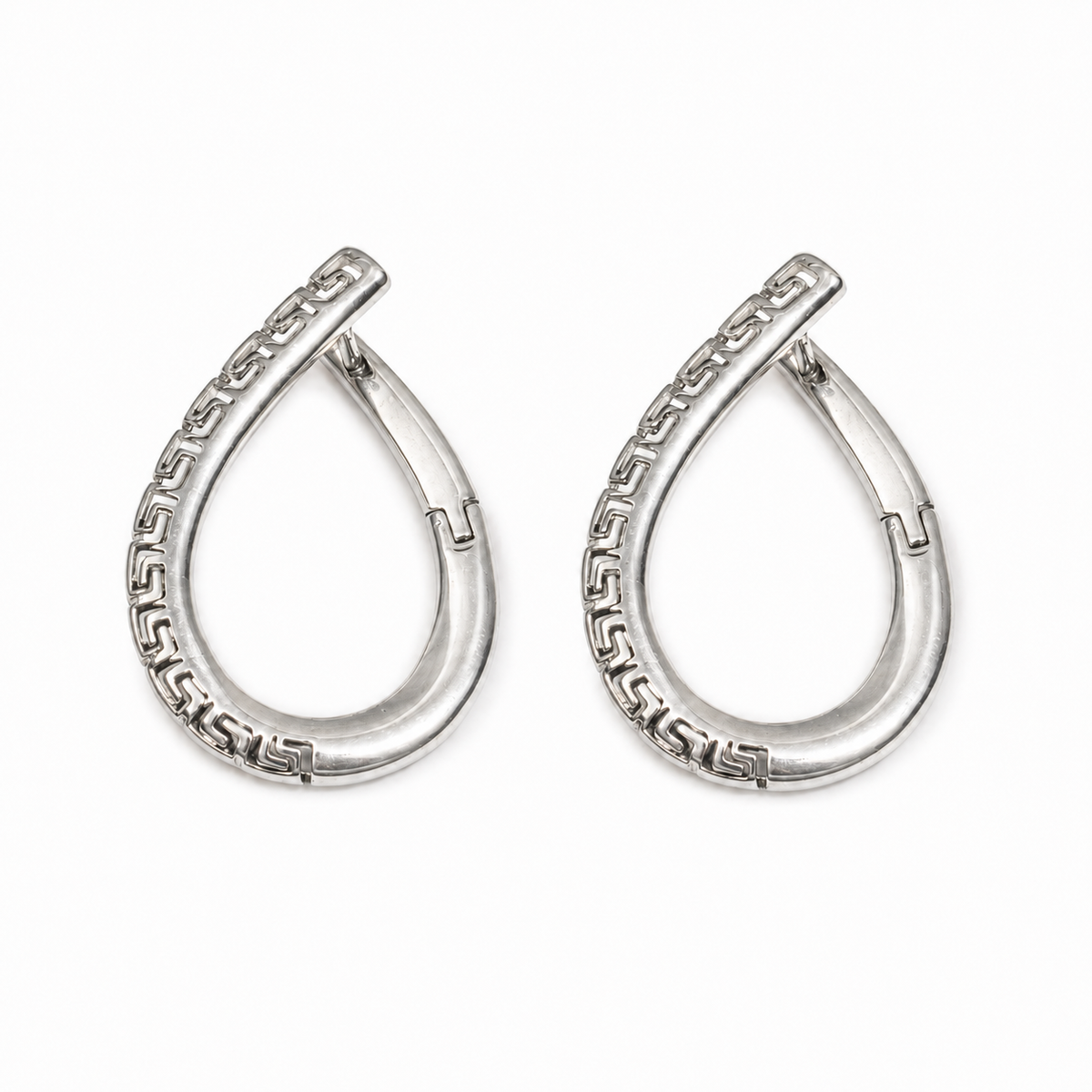 PM121 – Silver Meander Pattern Drop Huggie Minđuše
