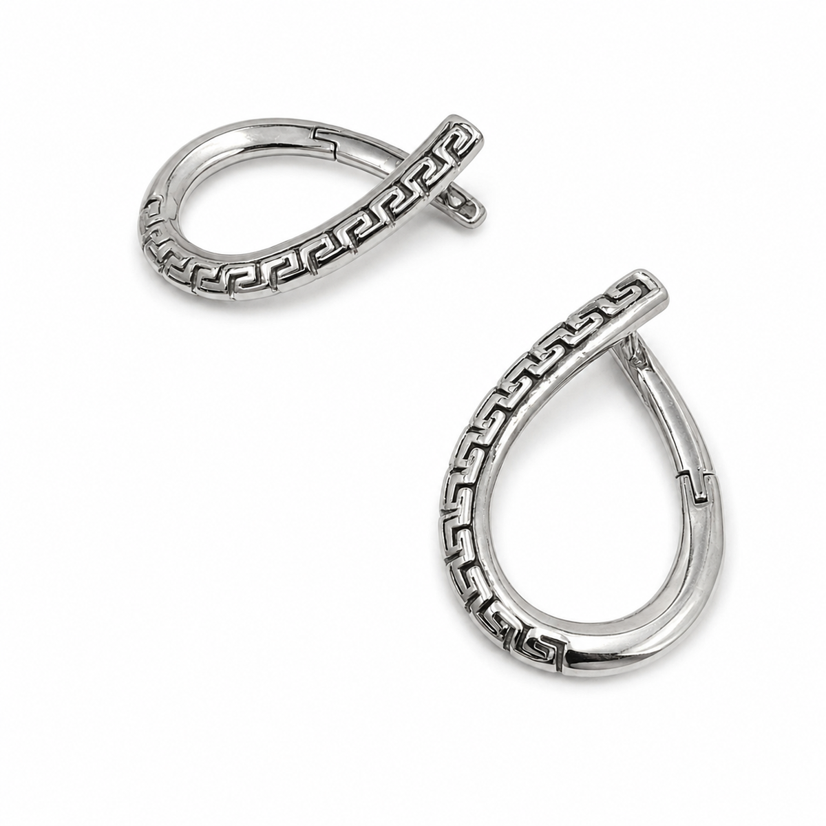 PM121 – Silver Meander Pattern Drop Huggie Minđuše