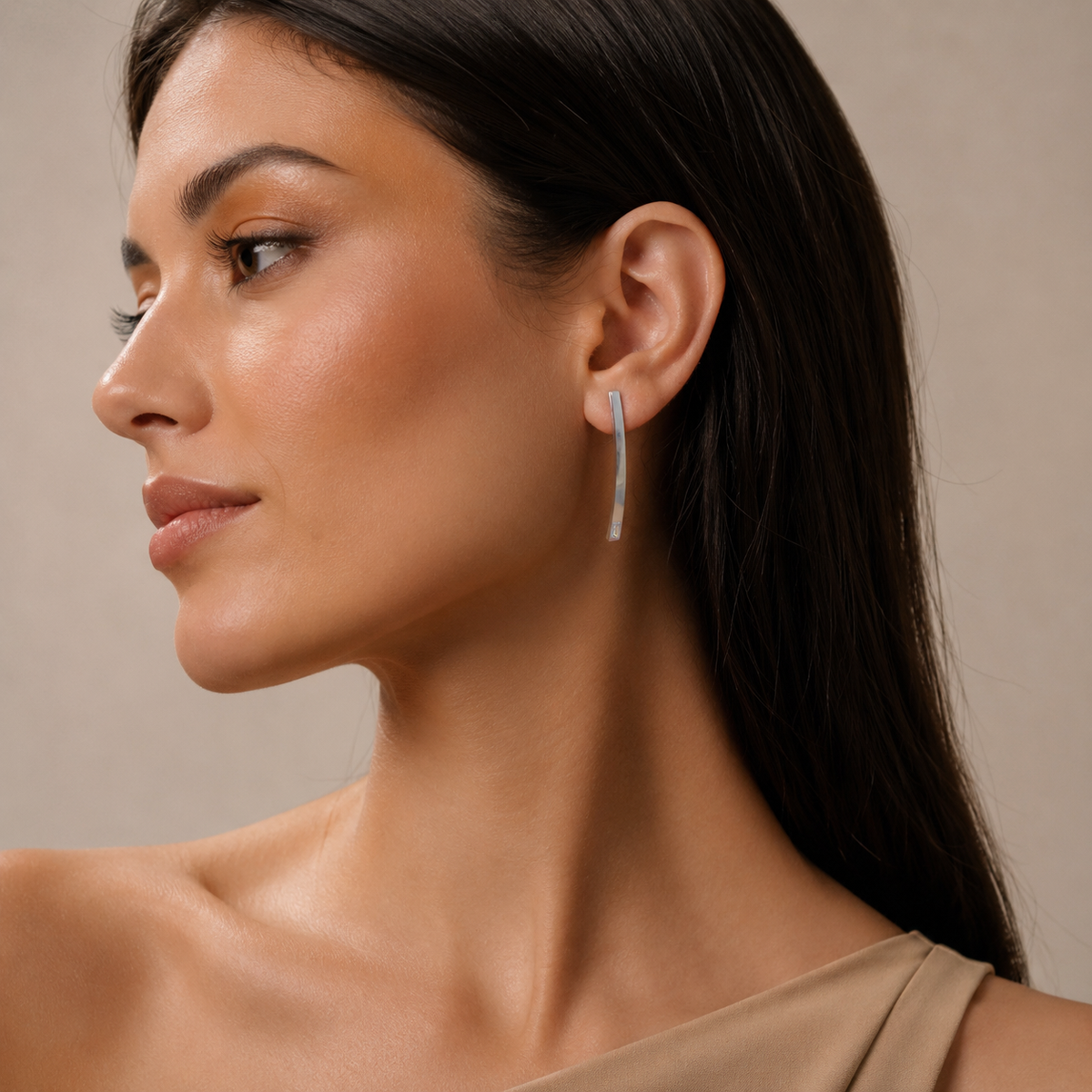 PM062 – Silver Arch Bar Single Baguette Stud Minđuše