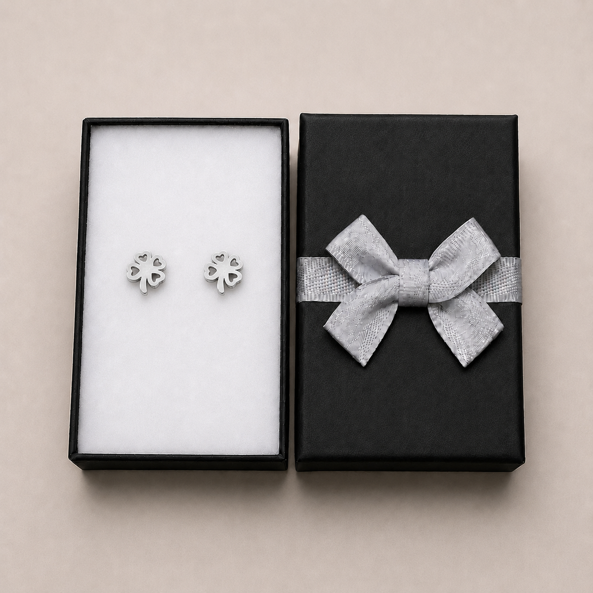 PM147 – Silver Lucky Clover Heart Cutout Stud Minđuše