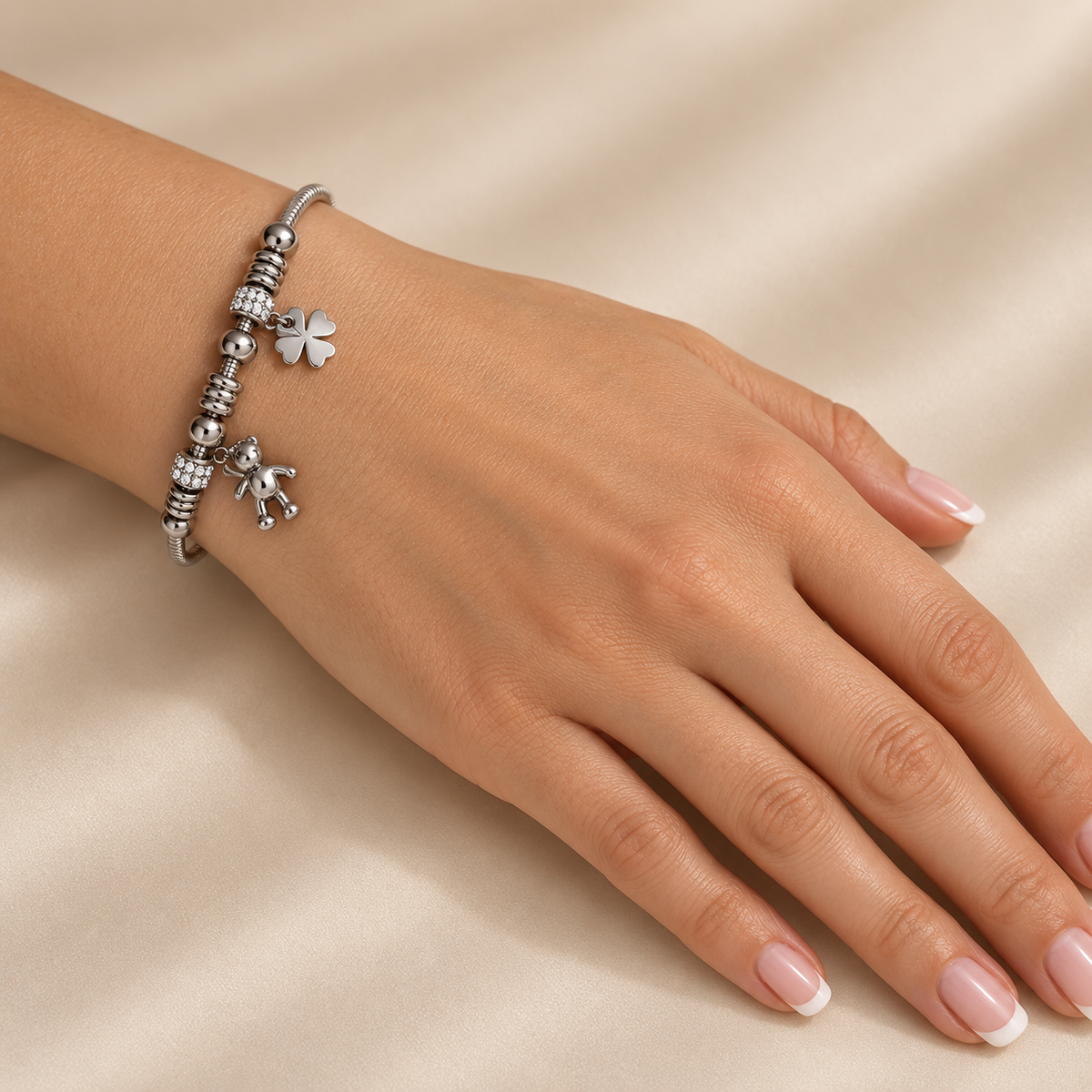 PN032 - Silver Clover Teddy Bear Charm Narukvica