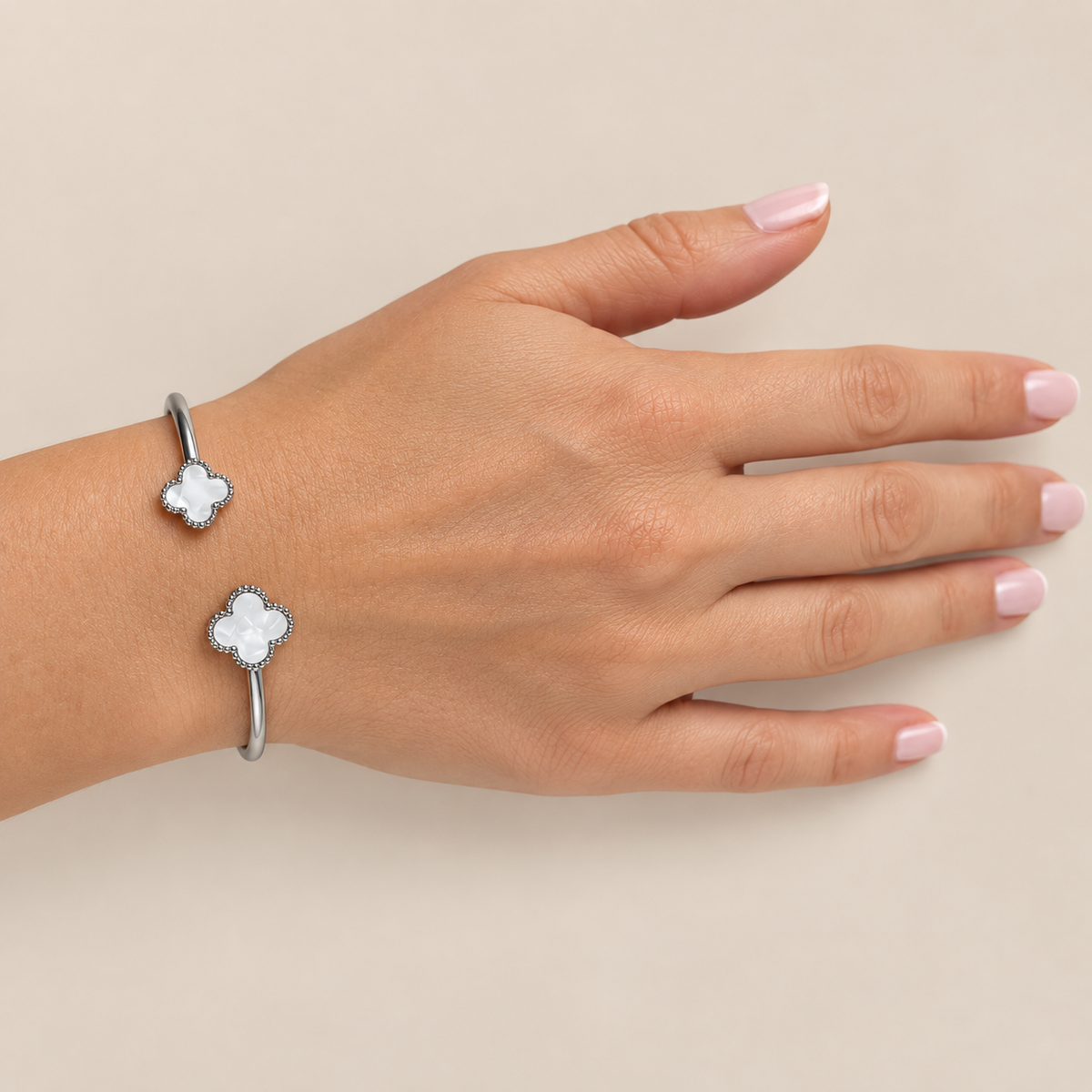 PNC038 - Silver White Clover Beaded Edge Open Bangle Narukvica