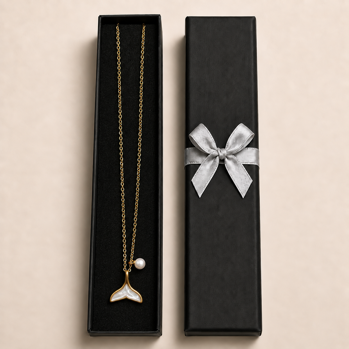 PO013G - Gold Whale Tail White Accent Pendant Ogrlica