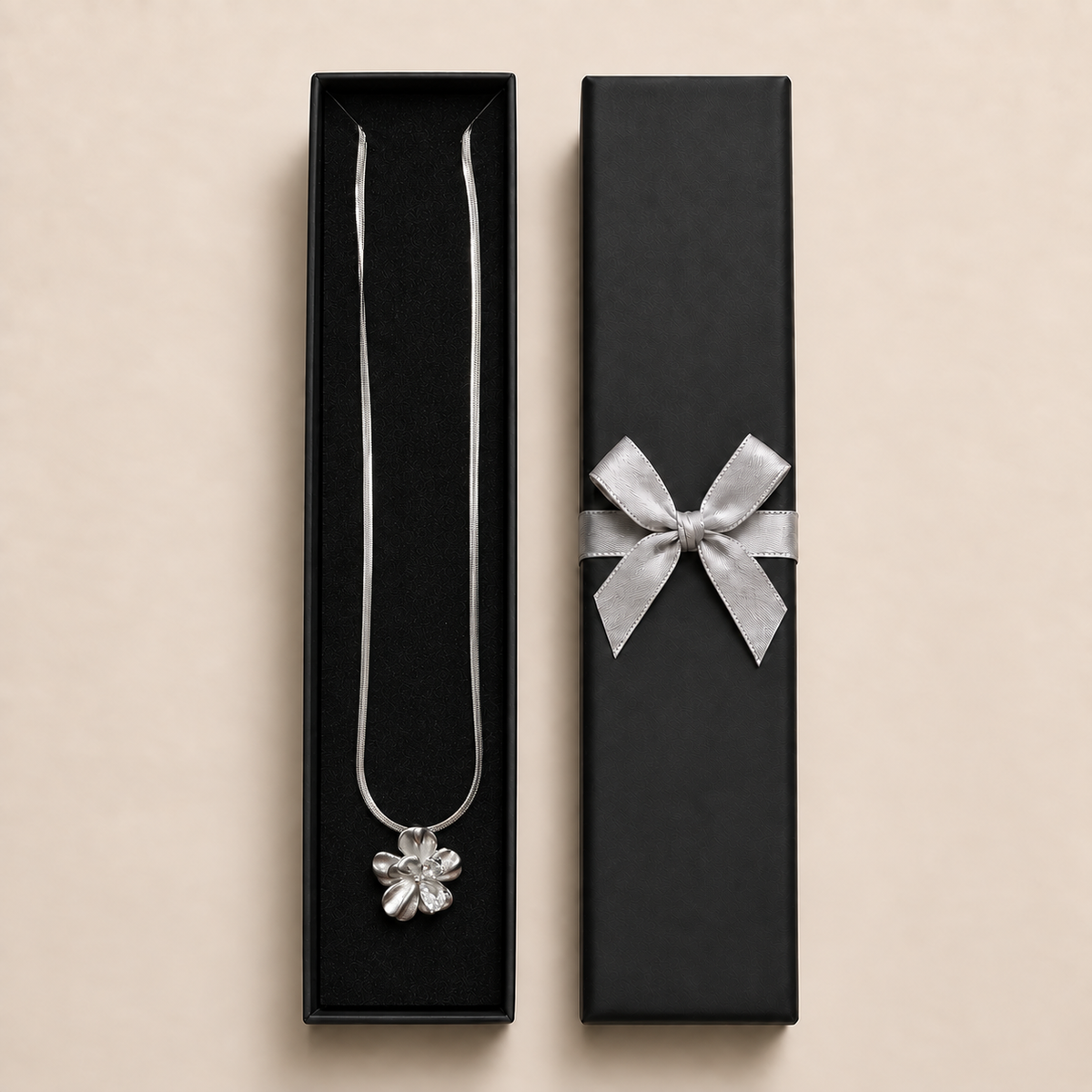PO055 - Silver Clover Flower Sparkle Pendant Ogrlica