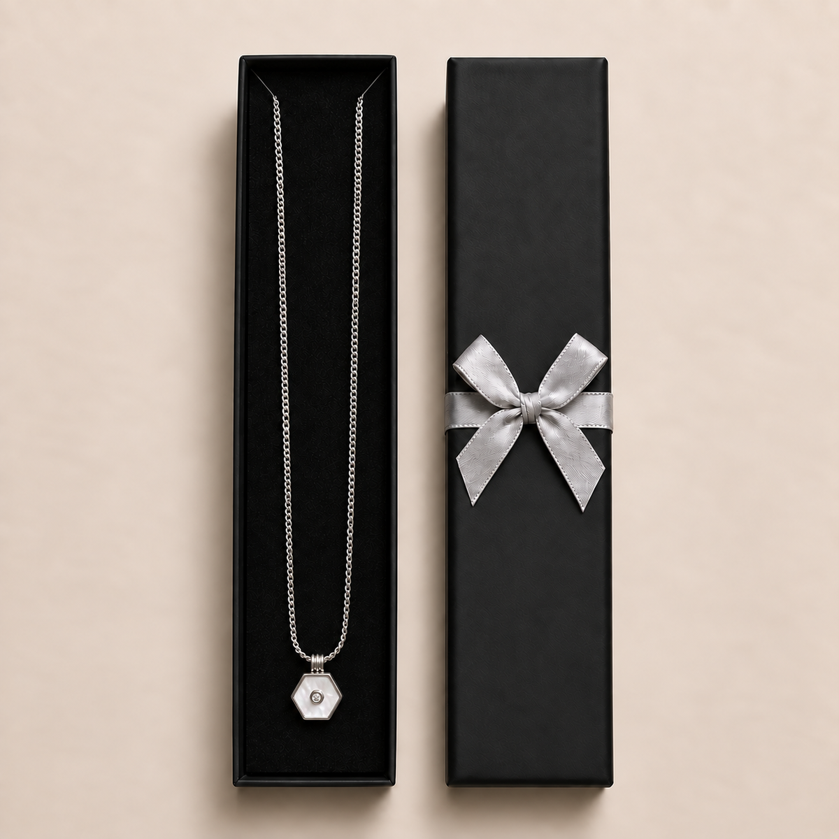 PO053 - Silver Hexagon White Center Pendant Ogrlica