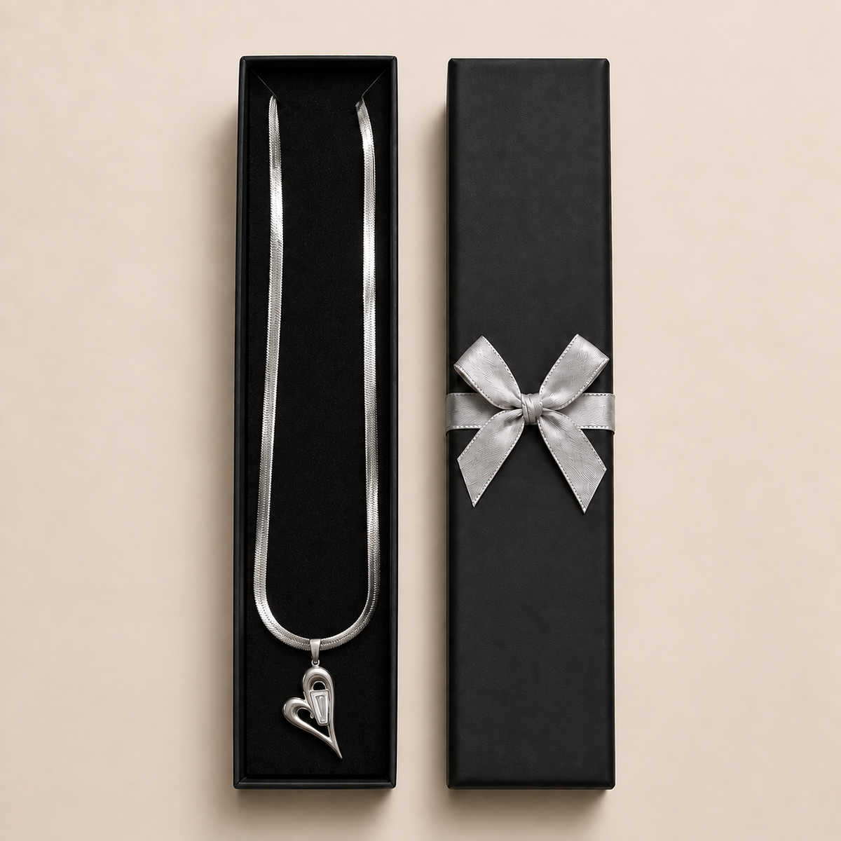 PO048 - Silver Sculpted Heart Pendant Chain Ogrlica