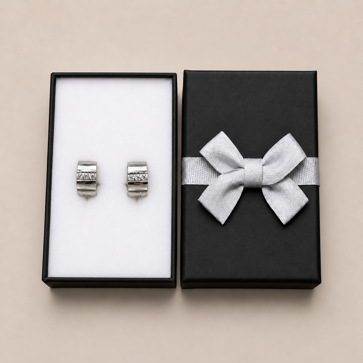 PM162 - Silver White Inlay Triple Sparkle Huggie Minđuše