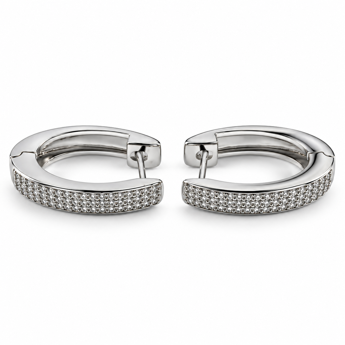 PM166 - Silver Pavé Panel Huggie Minđuše - frontalni prikaz para