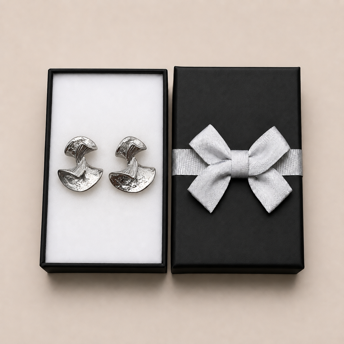 PM167 - Silver Sculptural Ribbon Sparkle Stud Minđuše