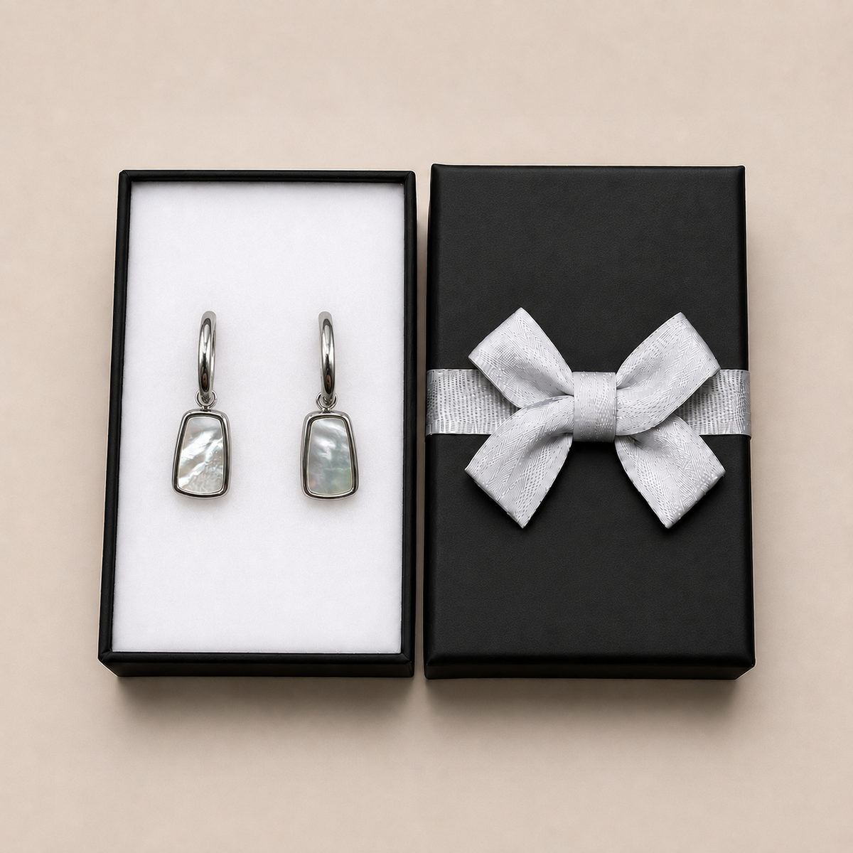 PM169 - Silver Mother of Pearl Drop Huggie Minđuše