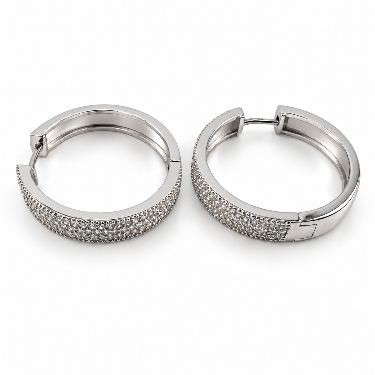 PM170 - Silver Multi-Row Pavé Huggie Minđuše sa višerednim pavé cirkonima