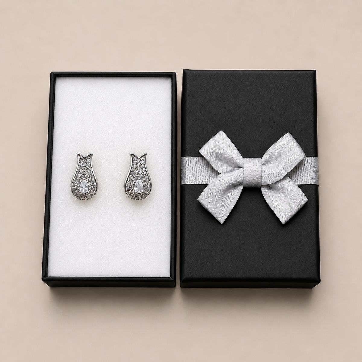 PM174 - Silver Pear CZ Pavé Leaf Huggie Minđuše