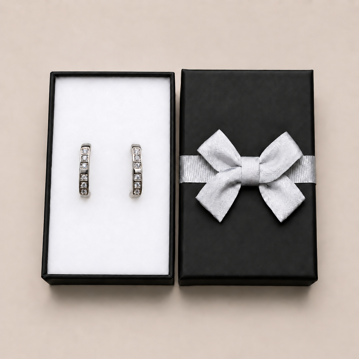 PM175 - Silver Princess Cut CZ Bar Huggie Minđuše