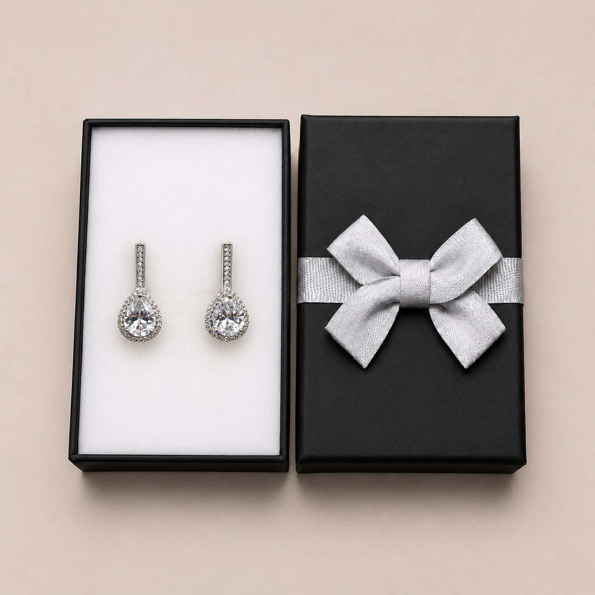 PM176 - Silver Pear CZ Pavé Halo Leverback Minđuše