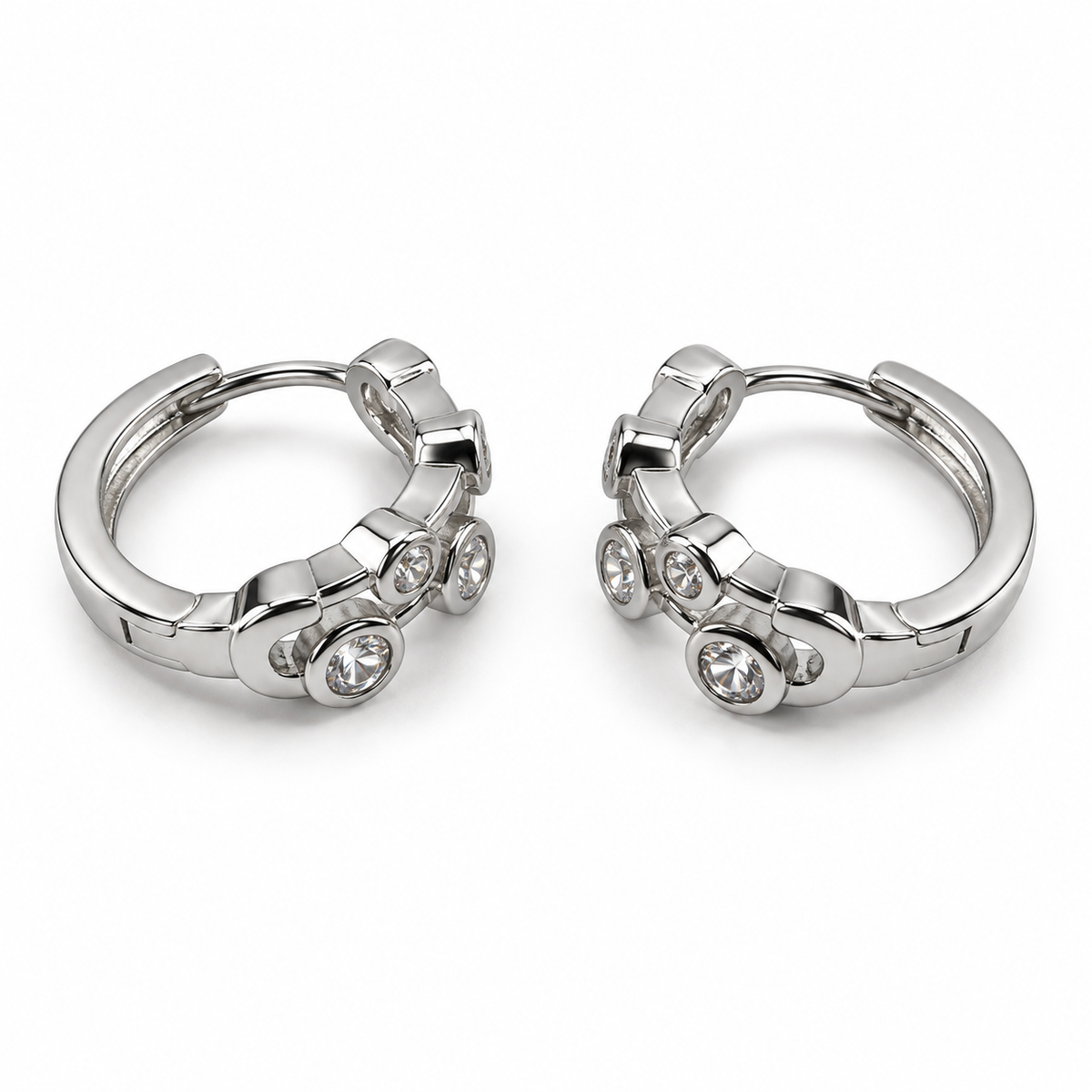 PM178 - Silver Multi Bezel CZ Huggie Minđuše sa okruglim CZ kamenovima u bezel postavkama
