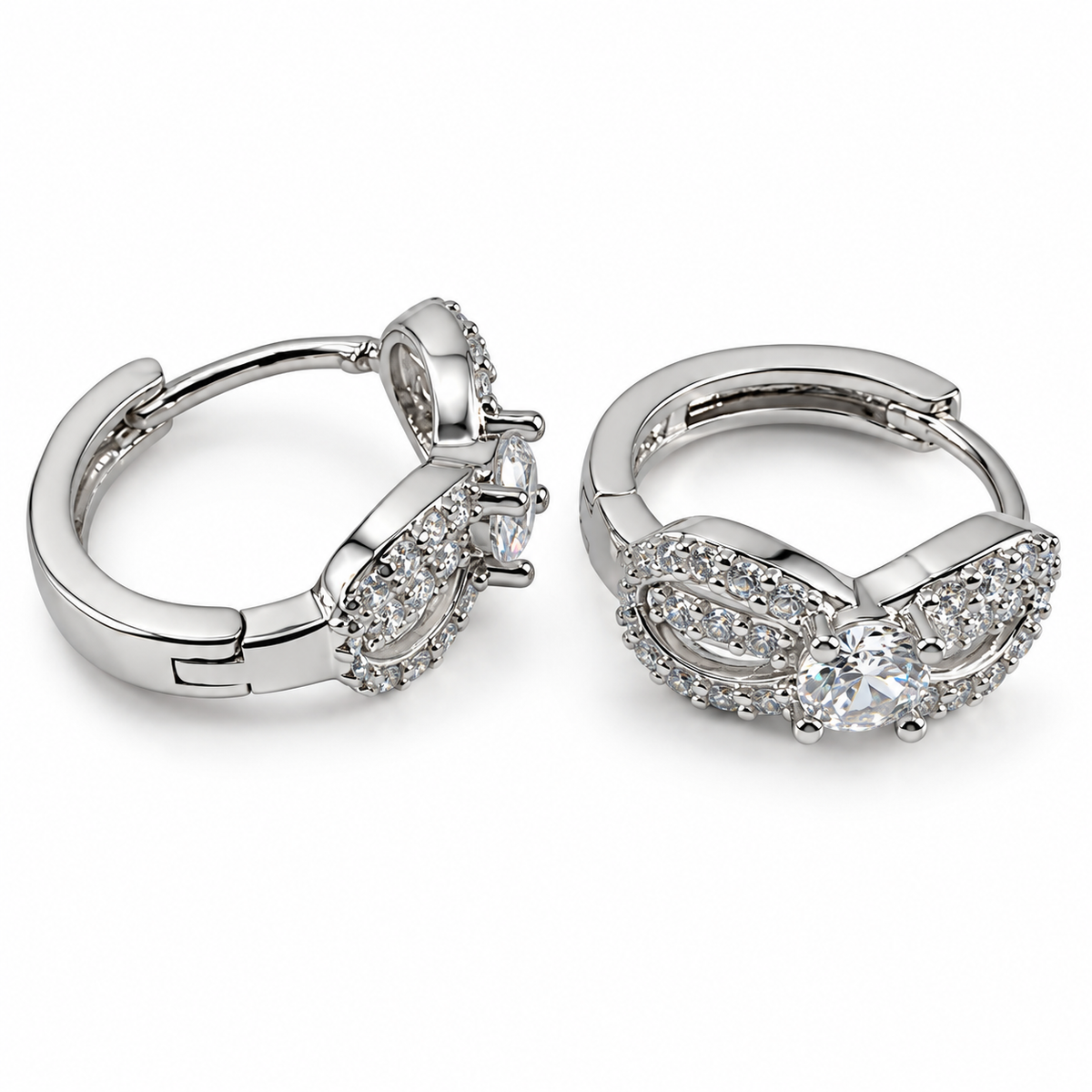 PM179 - Silver Round CZ Pavé Wing Huggie Minđuše sa centralnim CZ kamenom i pavé detaljima