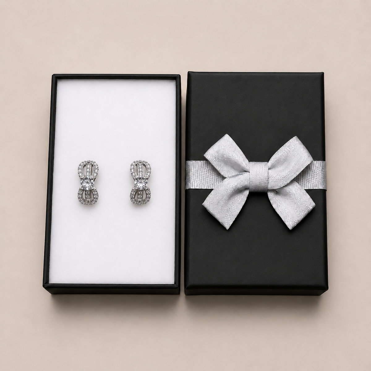 PM179 - Silver Round CZ Pavé Wing Huggie Minđuše