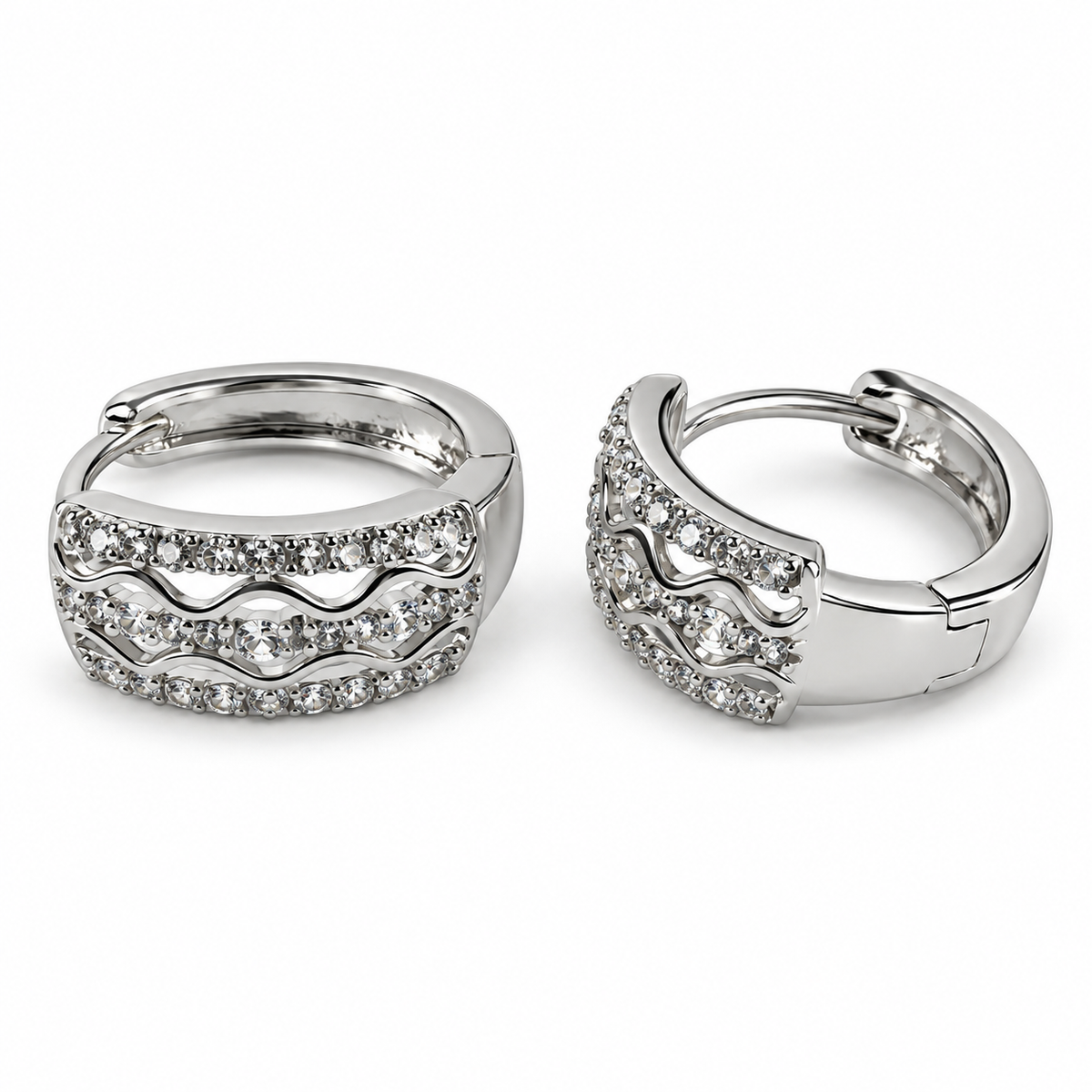 PM181 - Silver Triple Row Wave Pavé Huggie Minđuše sa tri reda pavé cirkona i talasastim detaljima