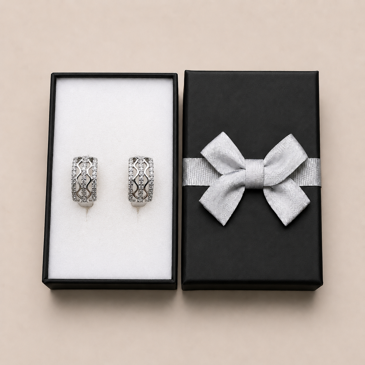 PM181 - Silver Triple Row Wave Pavé Huggie Minđuše