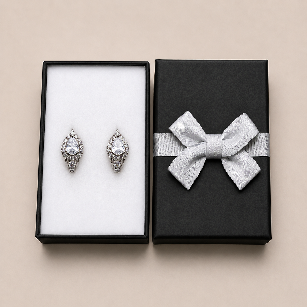 PM183 - Silver Pear CZ Side Stone Huggie Minđuše