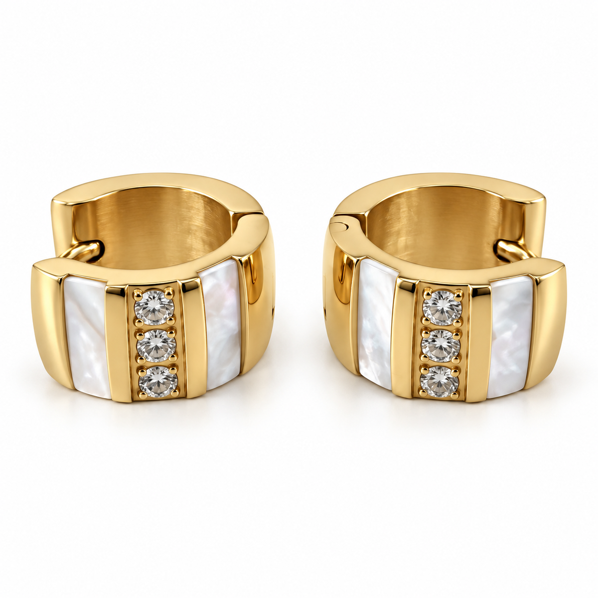 PM095G - Gold White Inlay Triple Sparkle Huggie Minđuše - prikaz para