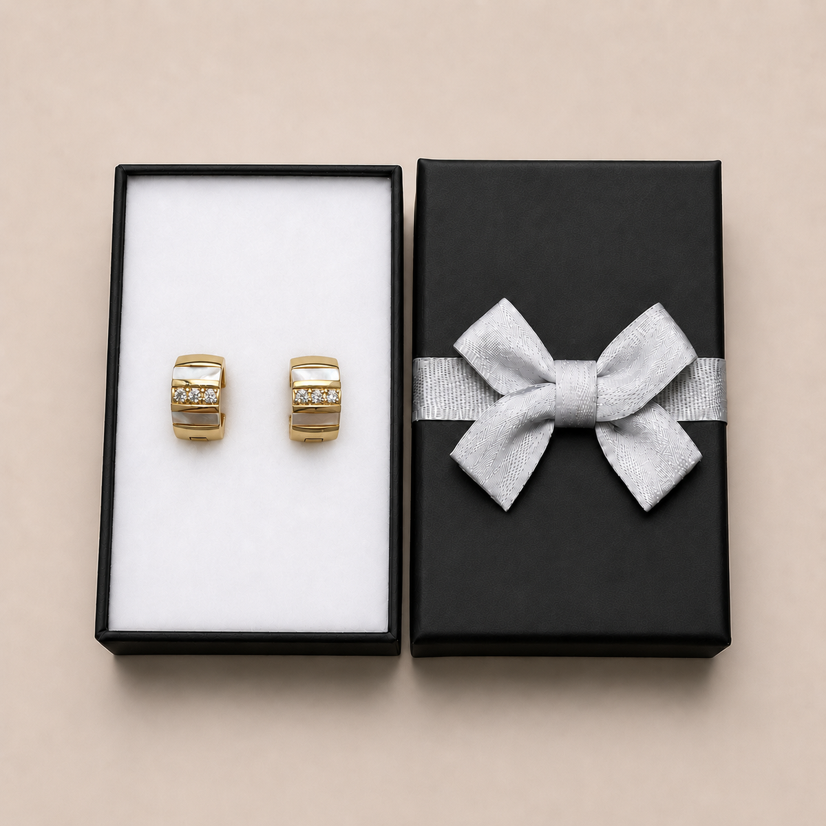PM095G - Gold White Inlay Triple Sparkle Huggie Minđuše