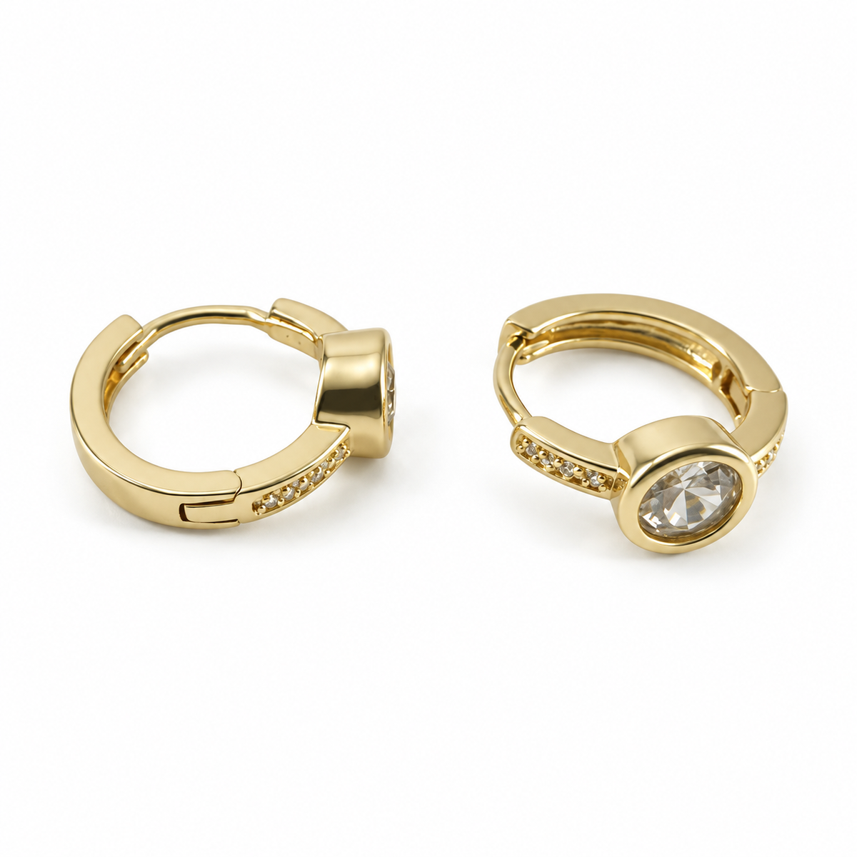 PM105G - Gold Round Bezel CZ Huggie Minđuše sa centralnim CZ kamenom i cirkonima