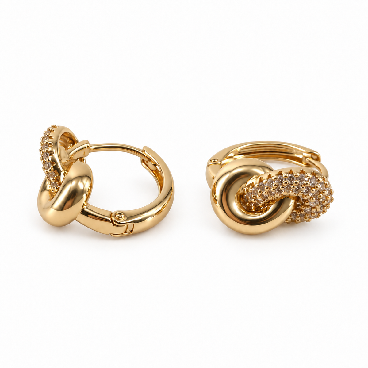 PM107G - Gold Pavé Interlocking Link Huggie Minđuše sa glatkim i pavé detaljem