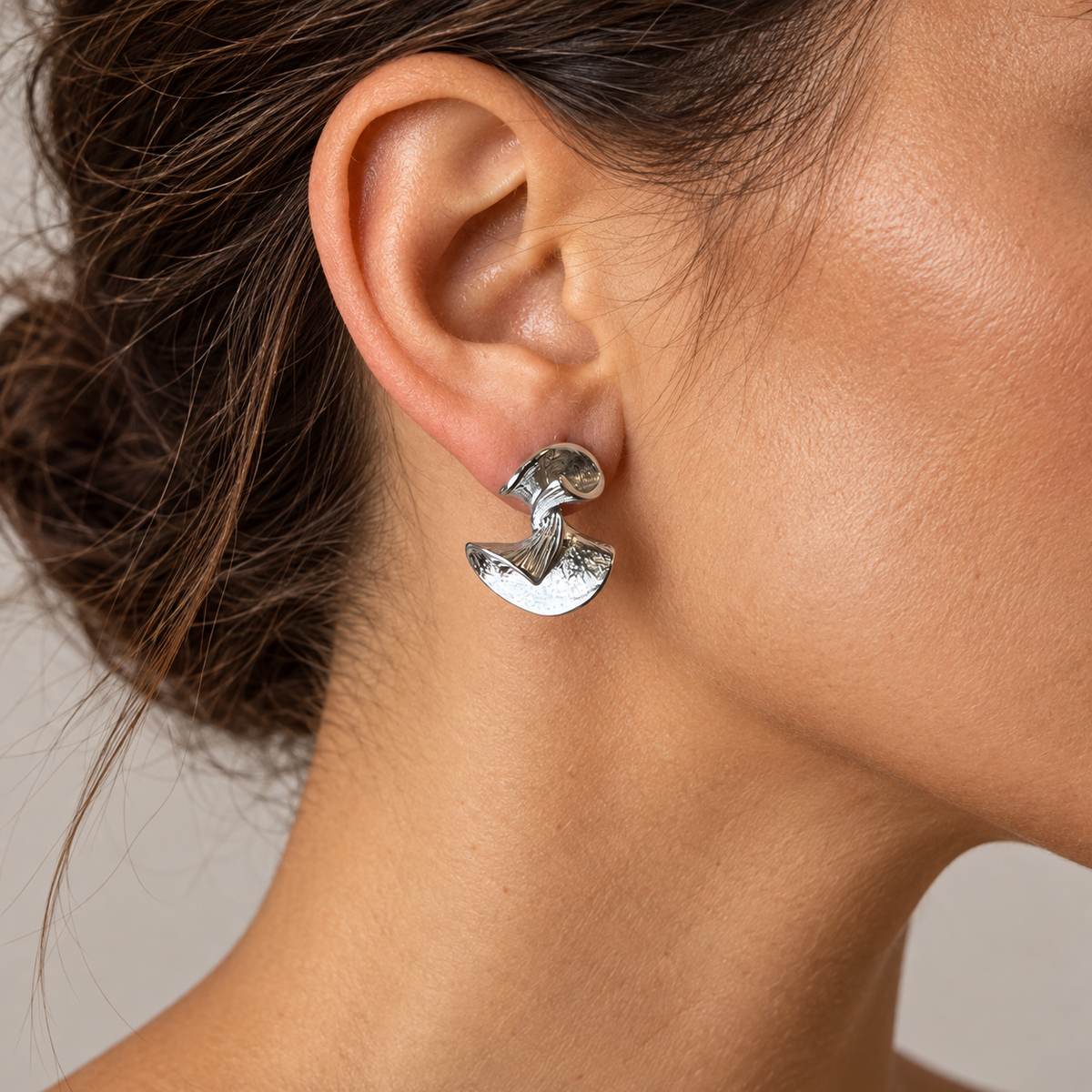 PM167 - Silver Sculptural Ribbon Sparkle Stud Minđuše