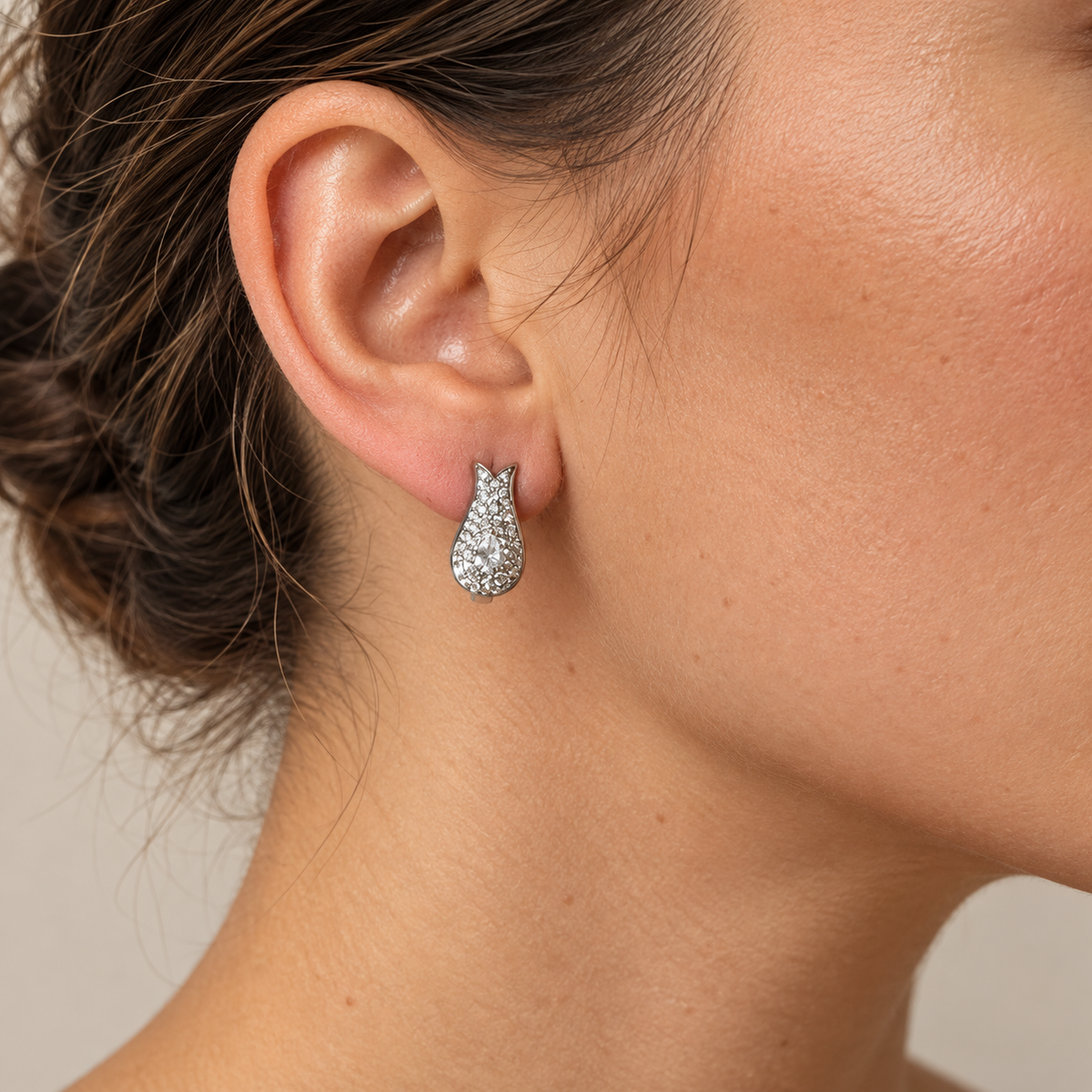 PM174 - Silver Pear CZ Pavé Leaf Huggie Minđuše