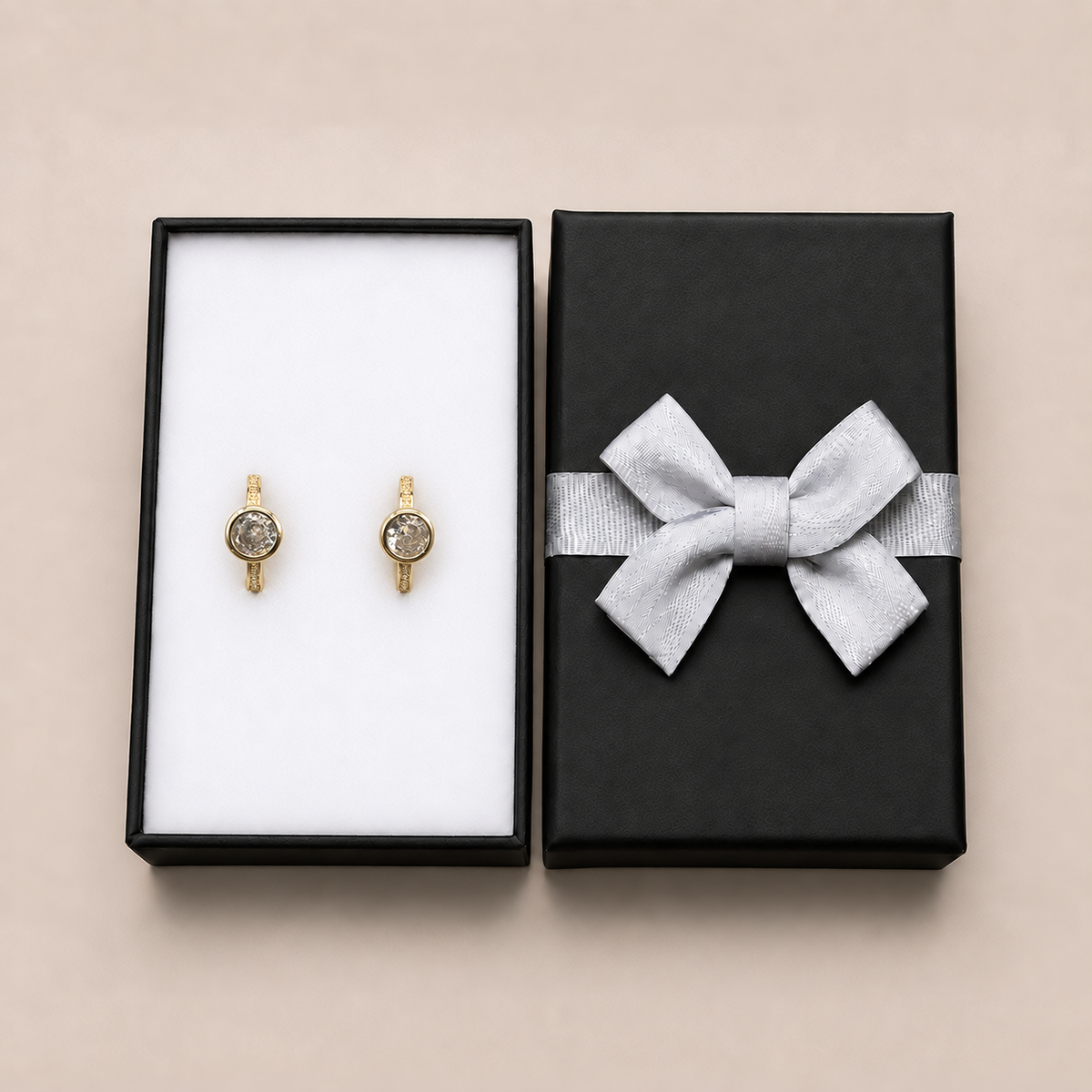 PM105G - Gold Round Bezel CZ Huggie Minđuše