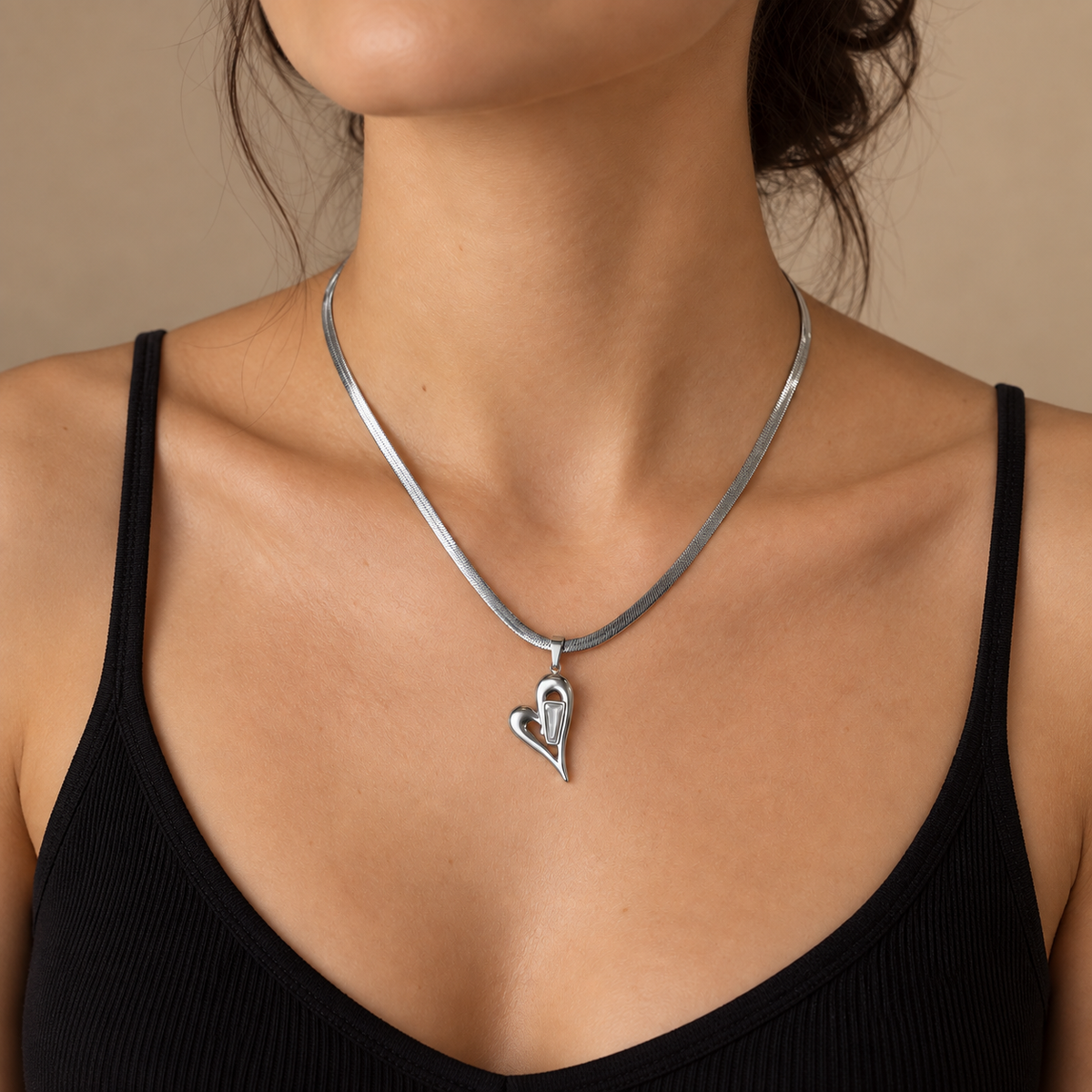 PO048 - Silver Sculpted Heart Pendant Chain Ogrlica