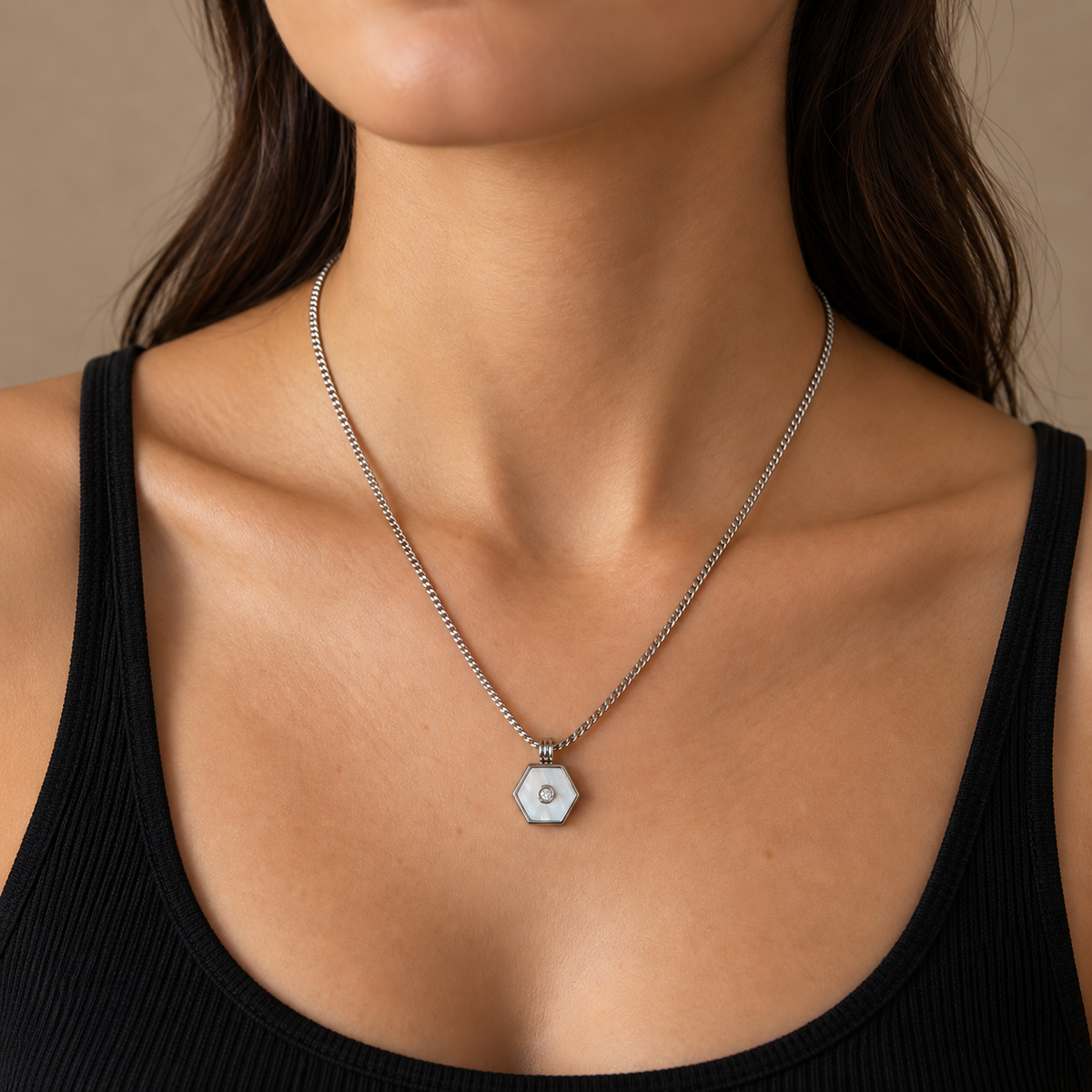 PO053 - Silver Hexagon White Center Pendant Ogrlica