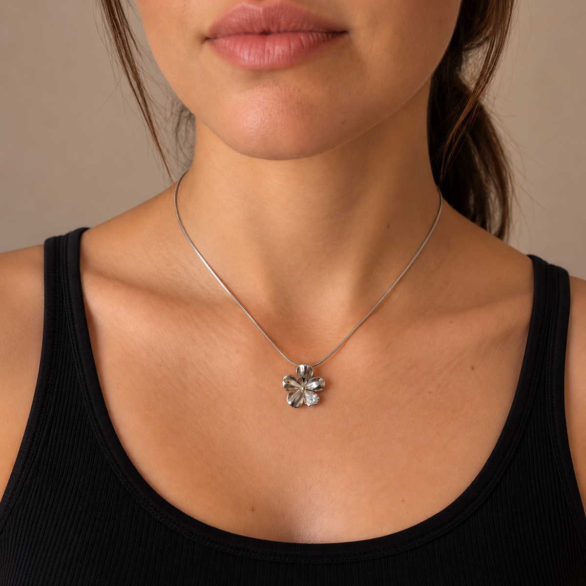 PO055 - Silver Clover Flower Sparkle Pendant Ogrlica