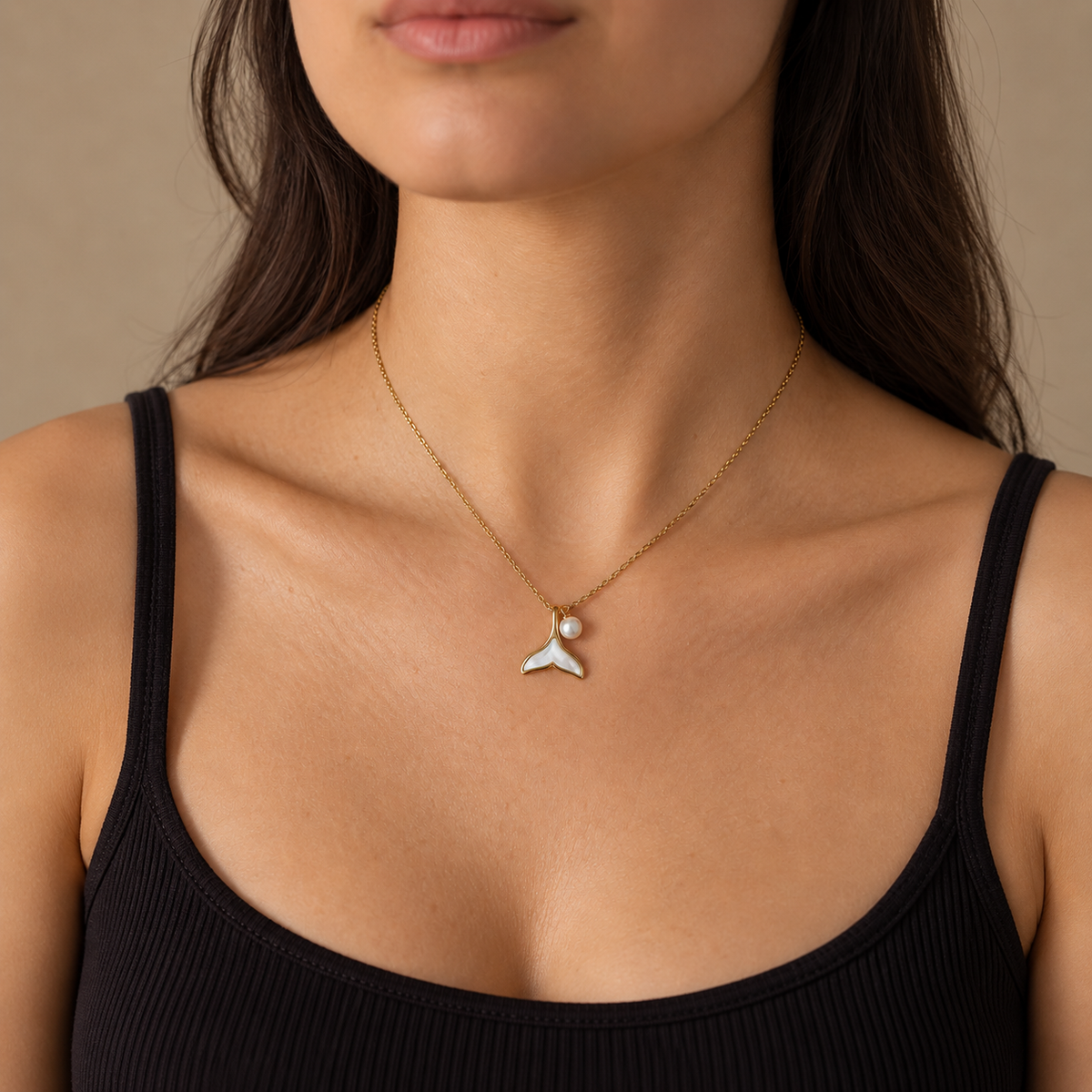 PO013G - Gold Whale Tail White Accent Pendant Ogrlica