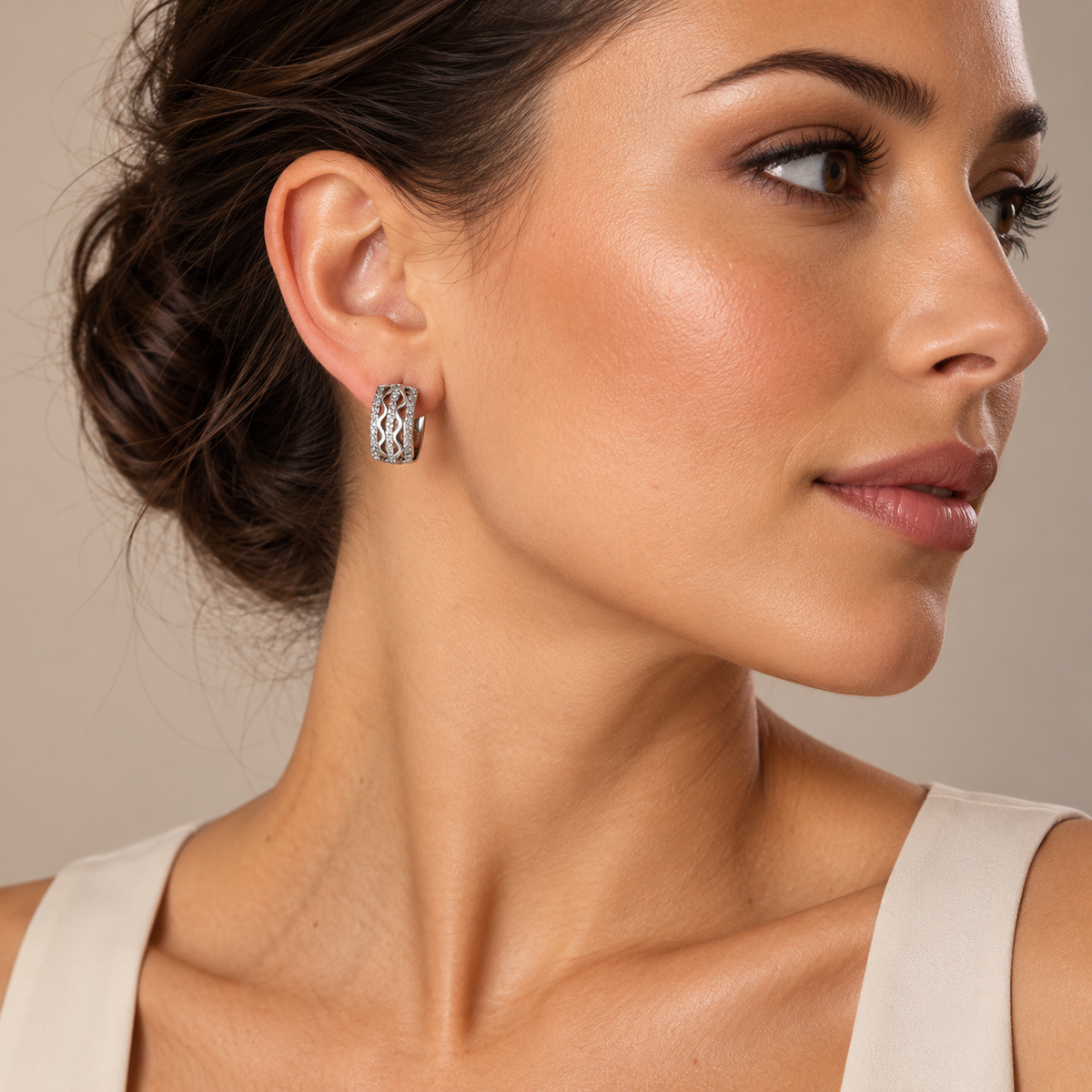 PM181 - Silver Triple Row Wave Pavé Huggie Minđuše