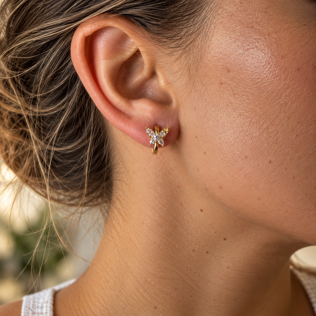 PM102G - Gold Five Sparkle Flower Huggie Minđuše