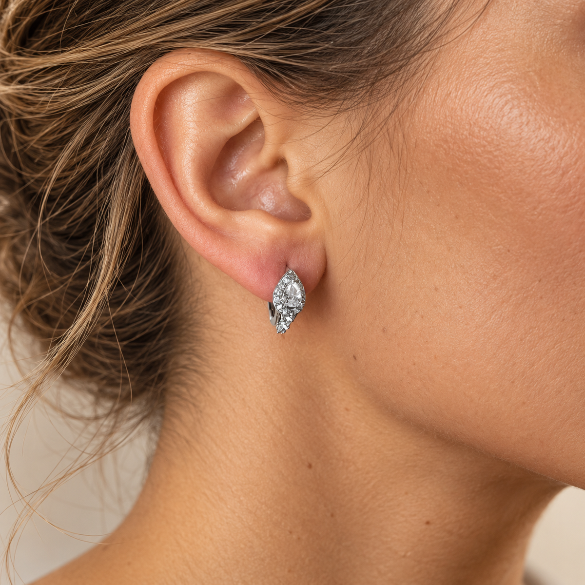 PM183 - Silver Pear CZ Side Stone Huggie Minđuše